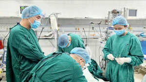 Các bác sĩ can thiệp kịp thời cứu bệnh nhân. 