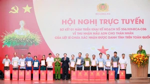 Thủ tướng Phạm Minh Chính trao Thông báo kết quả giám định ADN hài cốt liệt sĩ cho 15 đại diện thân nhân các gia đình liệt sĩ (1 gia đình liệt sĩ vắng mặt) chiều 25/7. 