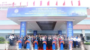 Thứ trưởng Trần Văn Thuấn cùng Ban Giám đốc bệnh viện đã thực hiện cắt băng khánh thành Bệnh viện Phụ Sản Trung ương cơ sở 2.