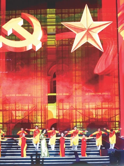 Liên khúc “Lá cờ Đảng - Việt Nam ơi mùa xuân đến rồi” mở màn chương trình nghệ thuật.