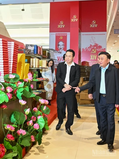 Thường trực Ban Bí thư Trần Cẩm Tú, Trưởng Tiểu ban Tổ chức phục vụ Đại hội kiểm tra sơ duyệt công tác tổ chức Đại hội XIV của Đảng. (Ảnh: DUY LINH)