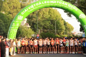 Hơn 2,5 ngàn vận động viên xuất phát chinh phục đỉnh cao Bà Rá.