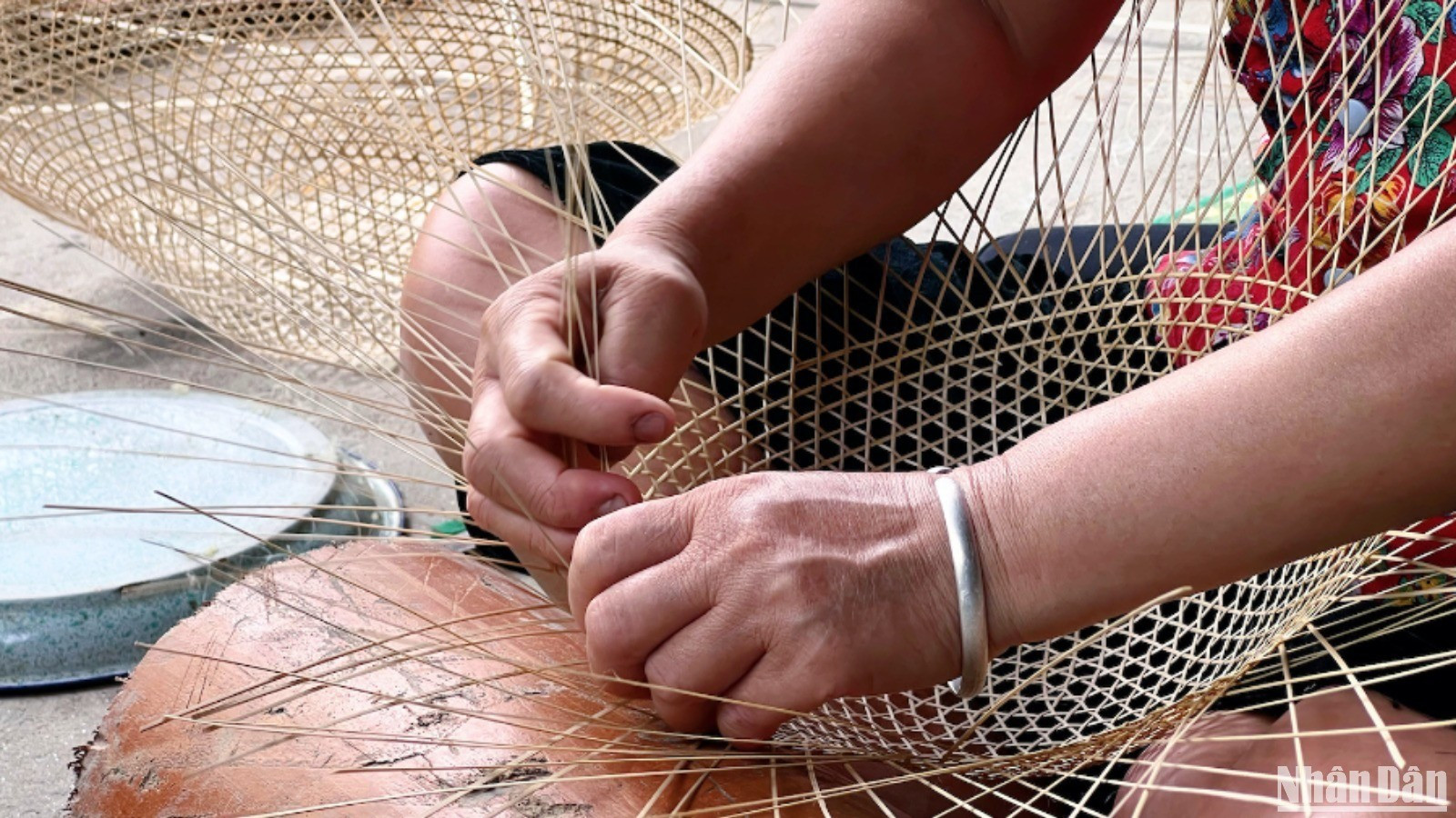 Đôi tay nghệ nhân thoăn thoắt như múa, tạo nên chiếc khung nón đều đặn, đẹp mắt. img-3906-5843-6497.jpg