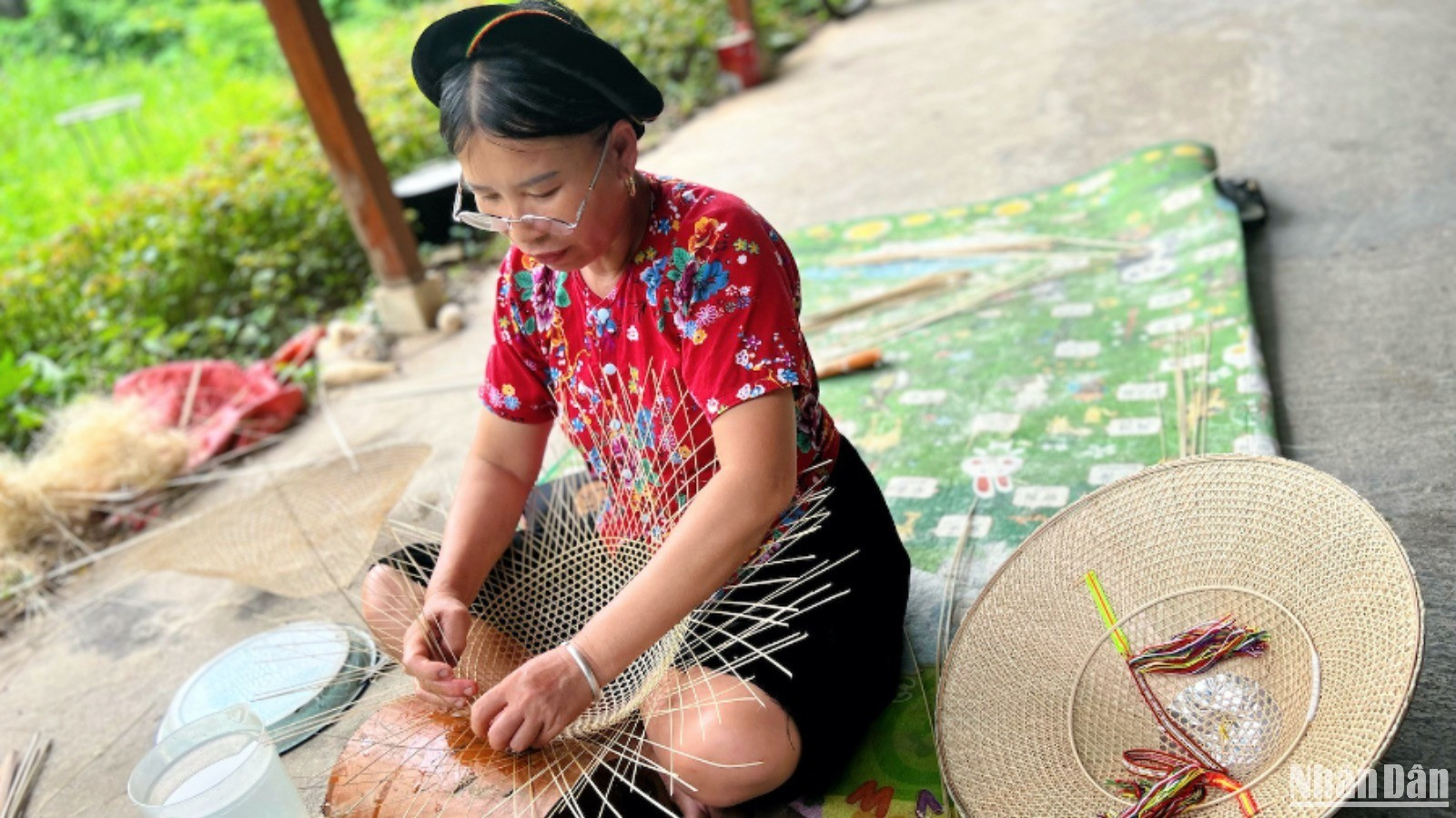 Bà Huệ tranh thủ làm nón những lúc nông nhàn, vừa có thêm thu nhập, vừa tự hào giữ gìn nghề truyền thống. img-3905-2373-3665.jpg