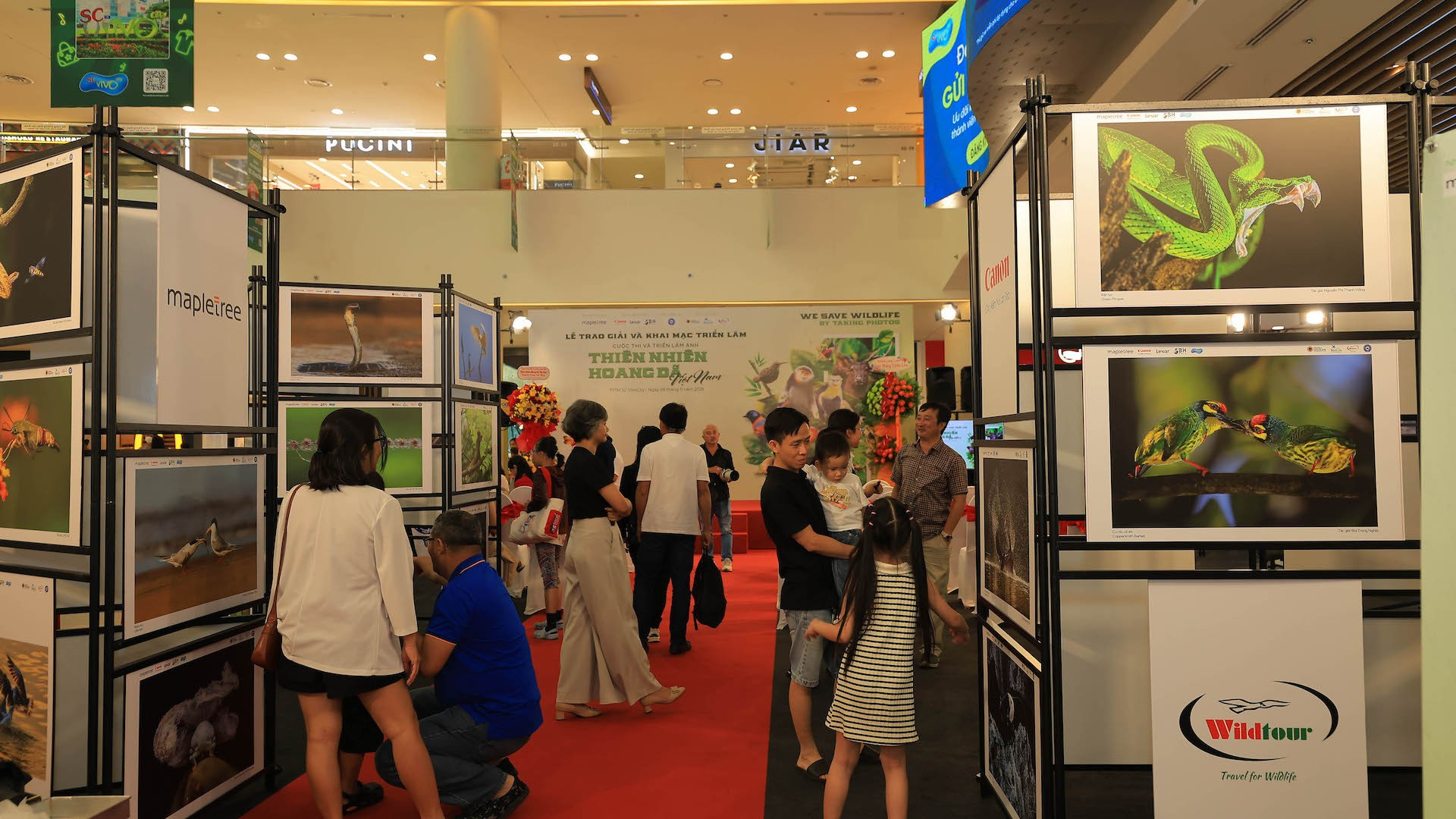 Khách tham quan triển lãm.