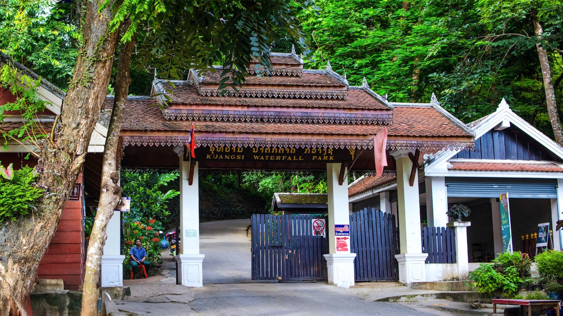 Công viên thác Kuang Si mở cửa từ 8 giờ đến 17 giờ 30 phút hằng ngày. img-4106.jpg