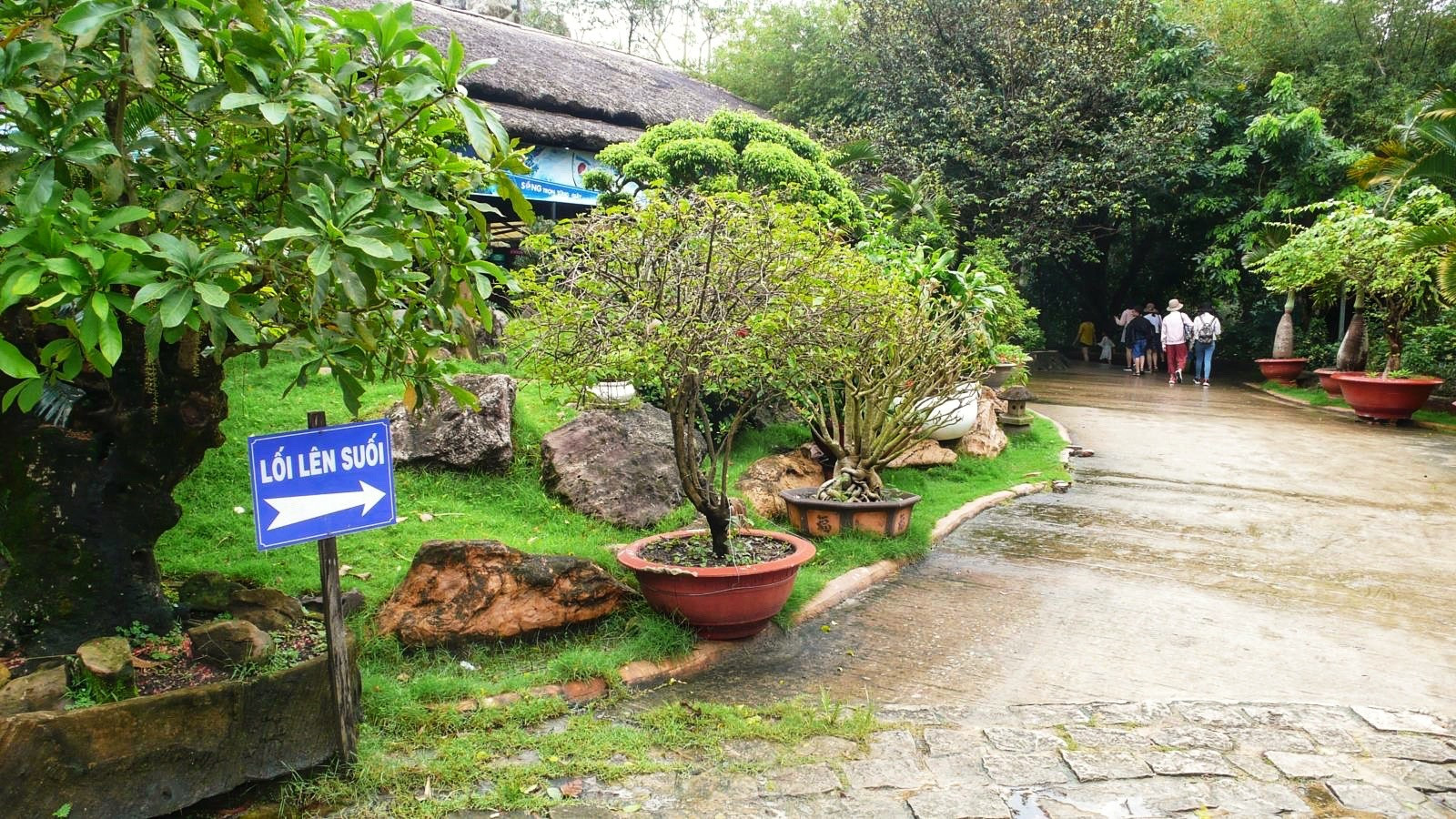 Phía ngoài cổng vào, đơn vị khai thác Khu du lịch Suối Tranh làm đường đi, tạo nhiều tiểu cảnh, nhà nghỉ chân... img-2352.jpg