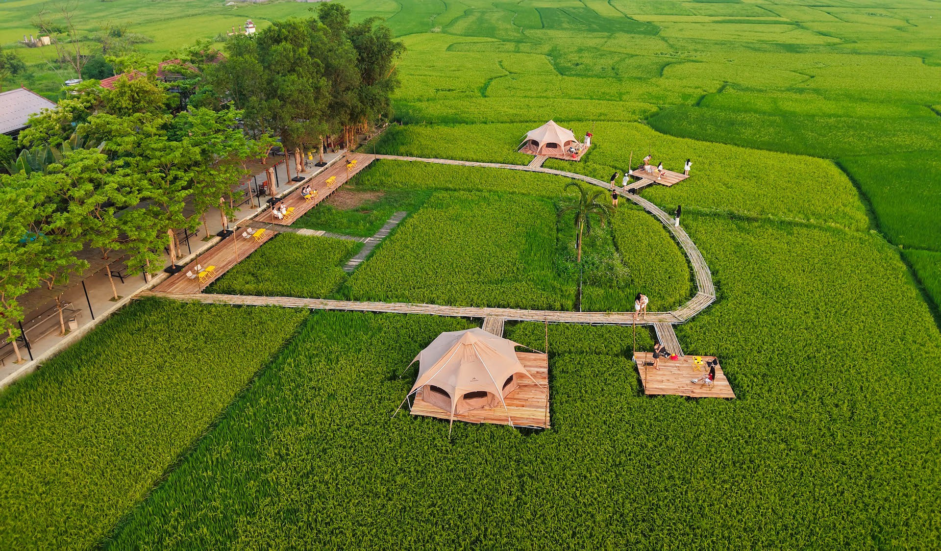 The tourist spot is designed in a rustic style, in harmony with the surrounding green nature.