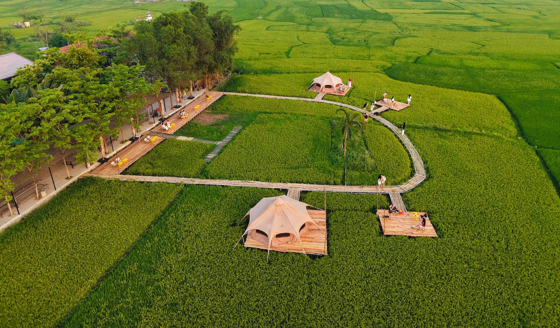 Điểm du lịch được thiết kế mộc mạc, hài hòa với thiên nhiên xanh mát chung quanh.