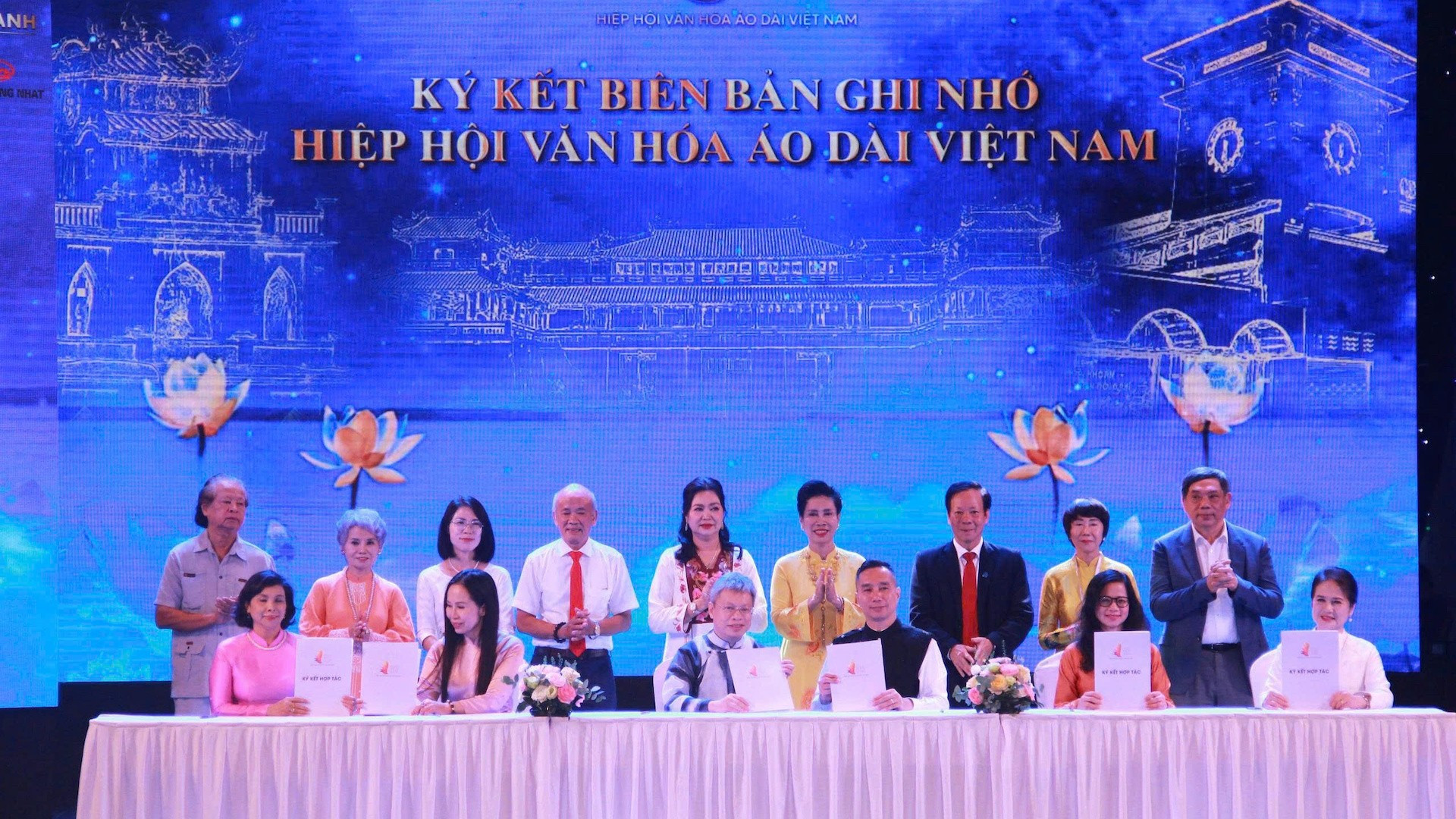 Nghi lễ ký kết biên bản ghi nhớ. ky-ket.jpg