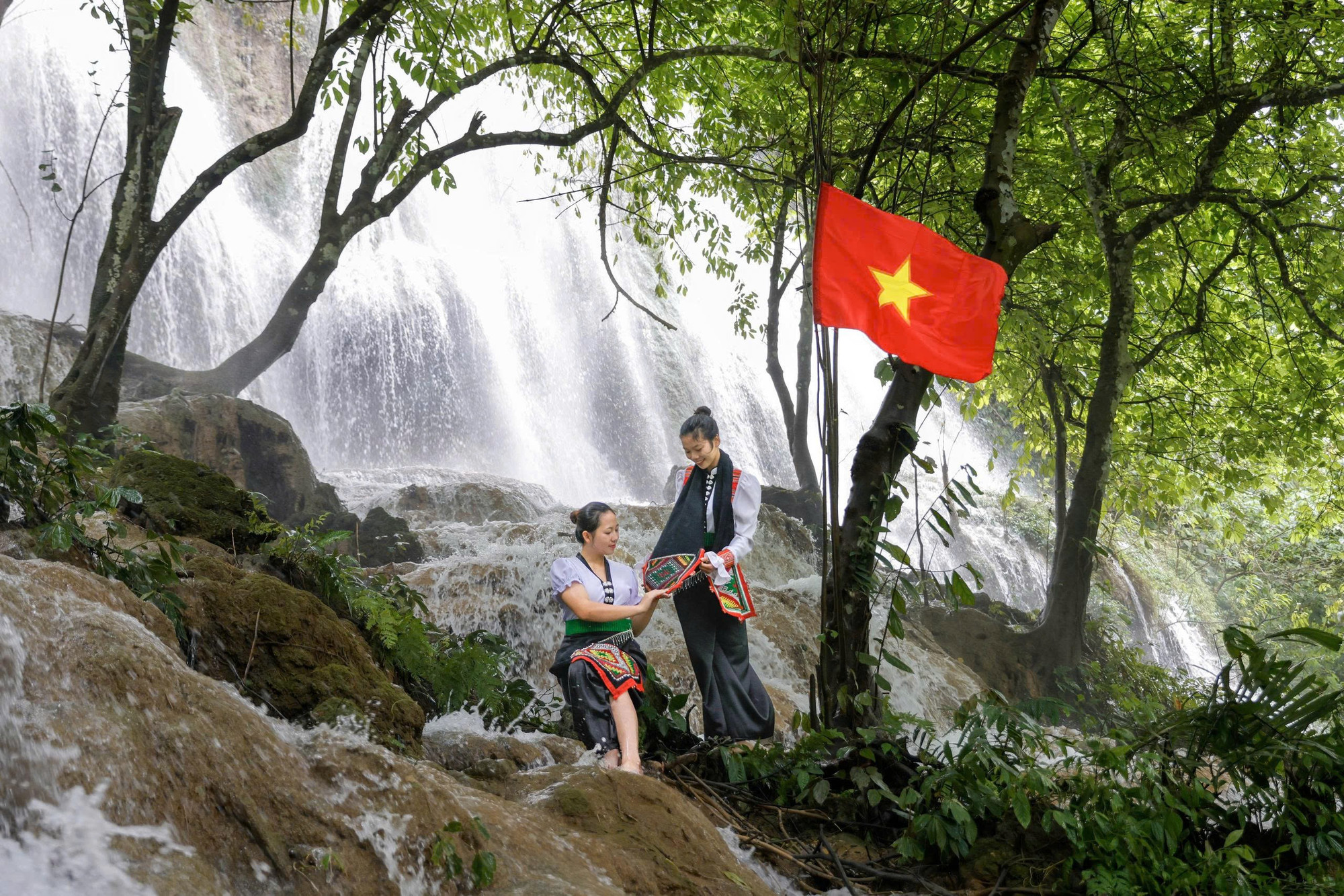 Thiếu nữ Thái duyên dáng bên thác Rêu. thac-reu-2.jpg
