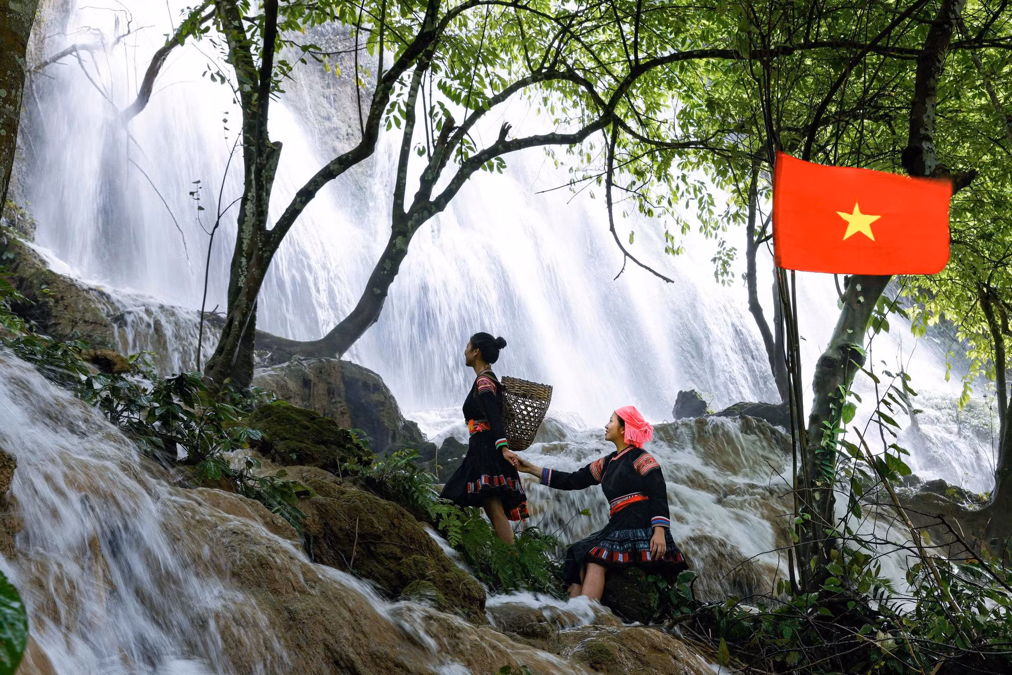 Sơn nữ H'Mông bên dòng thác Rêu.