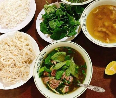 Cách thưởng thức bún bò khá đặc biệt.