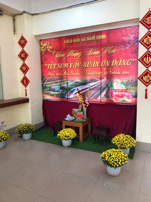 Khu vực check in phục vụ hành khách đi tàu Tết tại phòng đợi ga Nam Định. Khu vực check in phục vụ hành khách đi tàu Tết tại phòng đợi ga Nam Định.