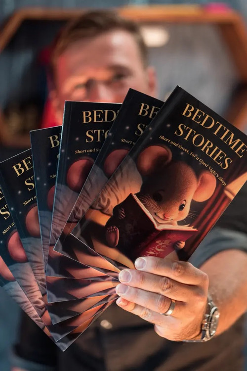 Tác giả Kamil Banc và các bản in của cuốn sách do AI tạo ra. Ảnh: Reuters.