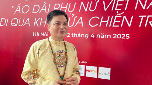 Tiến sĩ, nghệ nhân Nguyễn Đức Hiển cho rằng triển lãm không chỉ gợi nhắc ký ức lịch sử mà còn là cầu nối giữa các thế hệ, giúp người trẻ thấu hiểu và tự hào hơn về truyền thống dân tộc. Tiến sĩ, nghệ nhân Nguyễn Đức Hiển cho rằng triển lãm không chỉ gợi nhắc ký ức lịch sử mà còn là cầu nối giữa các thế hệ, giúp người trẻ thấu hiểu và tự hào hơn về truyền thống dân tộc.