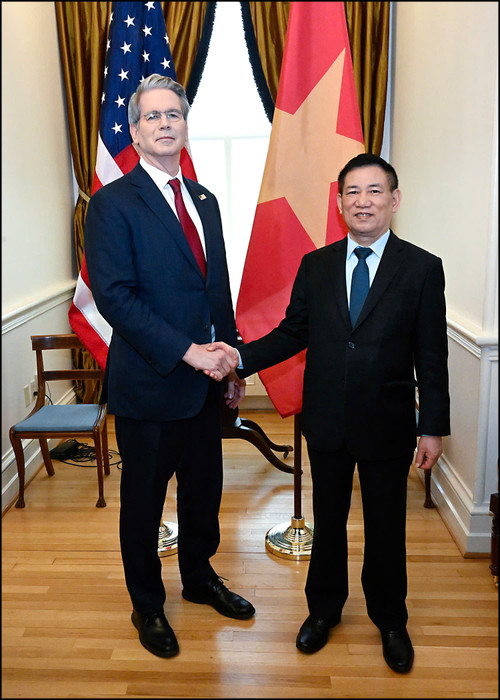 Phó Thủ tướng Hồ Đức Phớc trao đổi với Bộ trưởng Tài chính Hoa Kỳ Scott Bessent. (Ảnh: BNG)