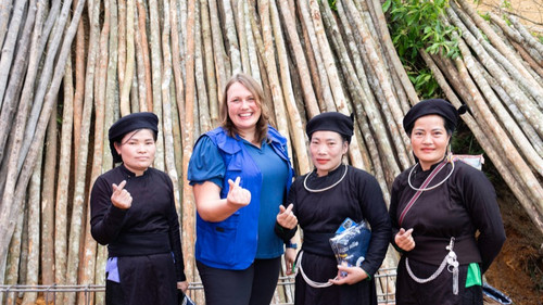 Bà Kendra Rinas, Trưởng Phái đoàn IOM Việt Nam cùng người dân địa phương. (Ảnh: IOM) Bà Kendra Rinas, Trưởng Phái đoàn IOM Việt Nam cùng người dân địa phương. (Ảnh: IOM)