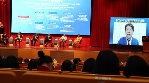 Giáo sư Vương Xung, Phó Tổng thư ký Học hội Charhar, Trung Quốc, trao đổi tại hội thảo theo hình thức trực tuyến.