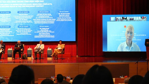 Ông Tim Rieser, cố vấn cấp cao của Thượng nghị sĩ Mỹ Peter Welch trao đổi tại hội thảo theo hình thức trực tuyến.