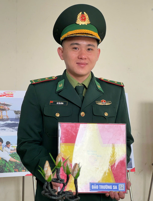 Trung úy Hà Tấn Dũng từng là bộ đội Hải quân, nay đã thành bộ đội biên phòng.