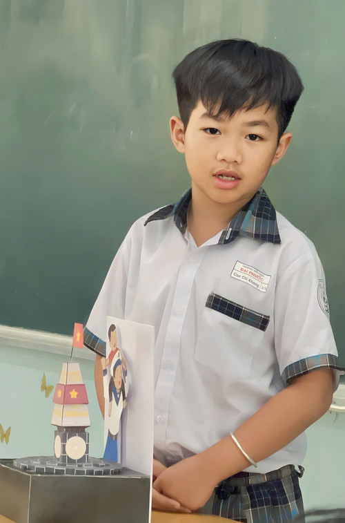 Cháu Cao Chí Khang trong phần thuyết trình về chủ quyền biển đảo ở trường lớp.