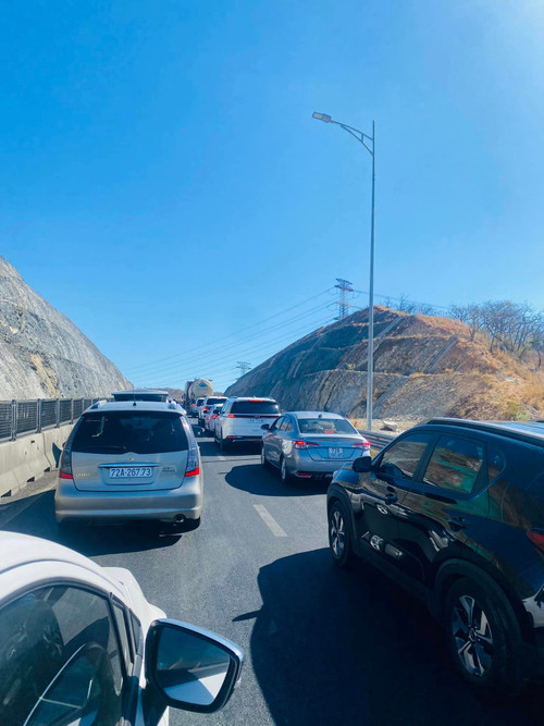 Các phương tiện nối đuôi nhau trên cao tốc Vĩnh Hảo-Phan Thiết (đoạn qua huyện Tuy Phong, tỉnh Bình Thuận). Ảnh: Người dân cung cấp