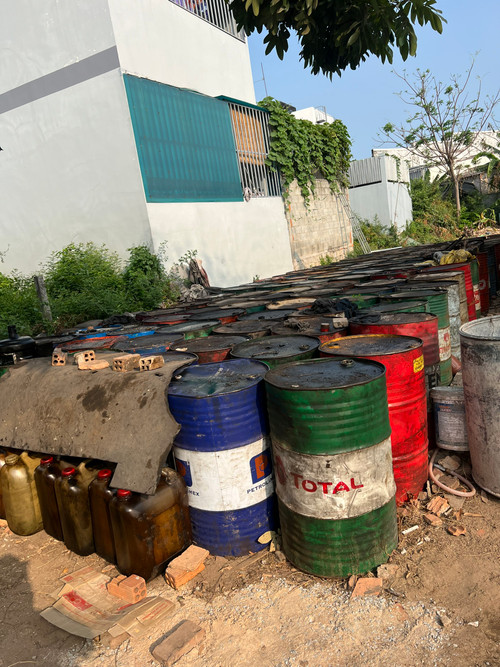 Công an phát hiện đối tượng L mua bán nhớt thải nguy hại.