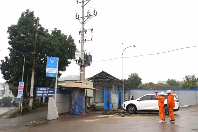 Công ty Điện lực Lào Cai tăng cường kiểm tra các trạm biến áp bảo đảm cung cấp điện cho nhân dân.