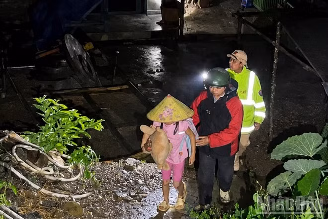 Lực lượng Công an hỗ trợ người dân thôn Páo Tủng, xã Mường Khương di dời khỏi khu vực có nguy cơ sạt lở.