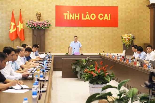 Đồng chí Ngô Hạnh Phúc, Phó Chủ tịch Thường trực Ủy ban nhân dân tỉnh Lào Cai phát biểu tại hội nghị.