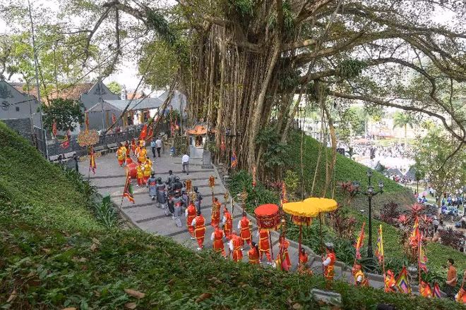 Đoàn rước lễ lên khu vực chính của Đền Thượng.