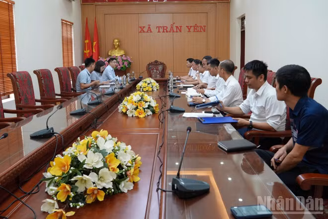 Lãnh đạo Công ty Điện lực Lào Cai và xã Trấn Yên thống nhất phương án triển khai thực hiện các dự án điện trên địa bàn.