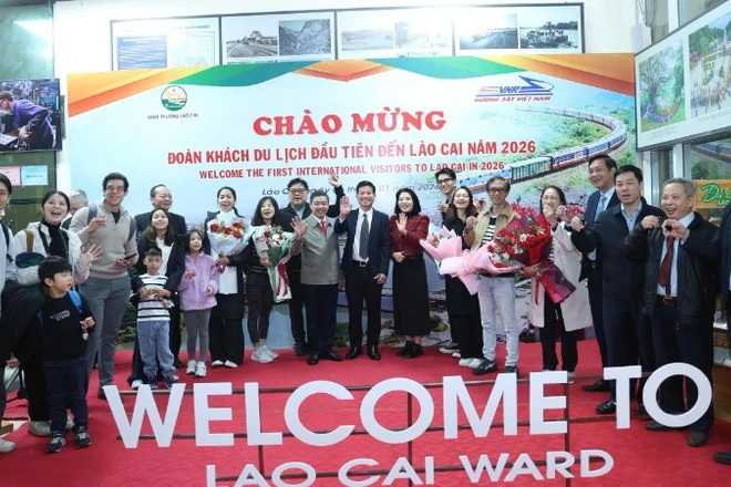Lào Cai chào đón đoàn khách du lịch đầu tiên trong năm mới.