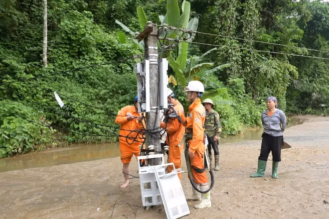 Cán bộ điện lực Lào Cai khắc phục sự cố do thiên tai.