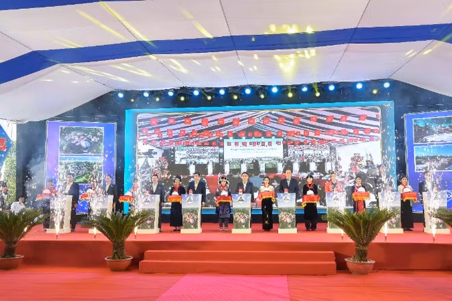 Phó Thủ tướng Lê Thành Long cùng các đại biểu thực hiện nghi thức khởi công, động thổ xây dựng Trường phổ thông nội trú tiểu học và trung học cơ sở Bản Lầu.