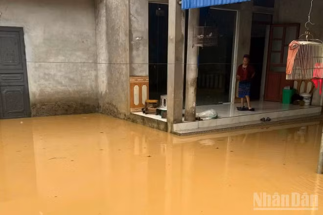 Mưa lớn khiến 12 hộ dân tại xã Thượng Hà bị nước ngập vào nhà.