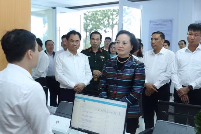 Phó Thủ tướng Chính phủ Phạm Thị Thanh Trà thăm Trung tâm phục vụ hành chính công phường Cam Đường.