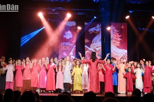 Dàn đồng ca Pháp - Việt, với hơn 50 thành viên, trình diễn mở màn ca khúc Việt Nam “Ngày Tết quê em”.