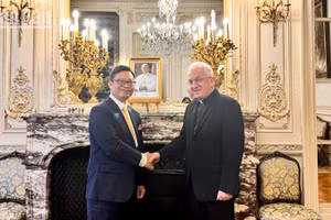 Đại sứ Trịnh Đức Hải gặp và làm việc với Trưởng đoàn Ngoại giao tại Pháp, Tổng giám mục Celestino Migliore.