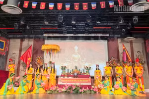 Các thế hệ người Việt tại Pháp cùng hướng về Đền Hùng với tấm lòng thành kính để tưởng nhớ, tri ân công đức của các Vua Hùng, các bậc tiền nhân đã có công dựng nước và giữ nước.