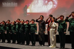 Đoàn làm phim "Mưa đỏ" tại Lễ bế mạc Tuần lễ “Điện ảnh Việt Nam - Hành trình ánh sáng”.