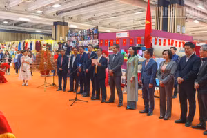Đại sứ đặc mệnh toàn quyền Việt Nam tại Pháp Trịnh Đức Hải phát biểu khai mạc Không gian Văn hóa Việt Nam, nổi bật với các sản phẩm truyền thống tại Khu vực triển lãm châu Á. 