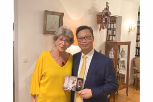 Tại nhà riêng ở Paris, bà Elisabeth Aubrac giới thiệu với Đại sứ Trịnh Đức Hải về những bức ảnh và món quà quý giá của Chủ tịch Hồ Chí Minh. 