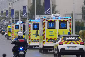Xe cứu thương chở bệnh nhân có triệu chứng nghi nhiễm virus Hanta từ sân bay Bourget ở ngoại ô Paris tới bệnh viện Bichat ngày 10/5. 