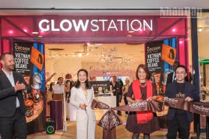 Tham dự Lễ cắt băng ra mắt Cocoon tại Paris có bà Vũ Thị Linh Chi (thứ 2 từ phải), Phu nhân Đại sứ Đặc mệnh toàn quyền Việt Nam tại Pháp Trịnh Đức Hải, cùng đông đảo đối tác và khách mời quốc tế.