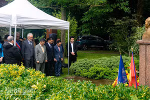 Kỷ niệm trọng thể 136 năm Ngày sinh Chủ tịch Hồ Chí Minh tại Công viên Montreau ở thành phố Montreuil, Cộng hòa Pháp.