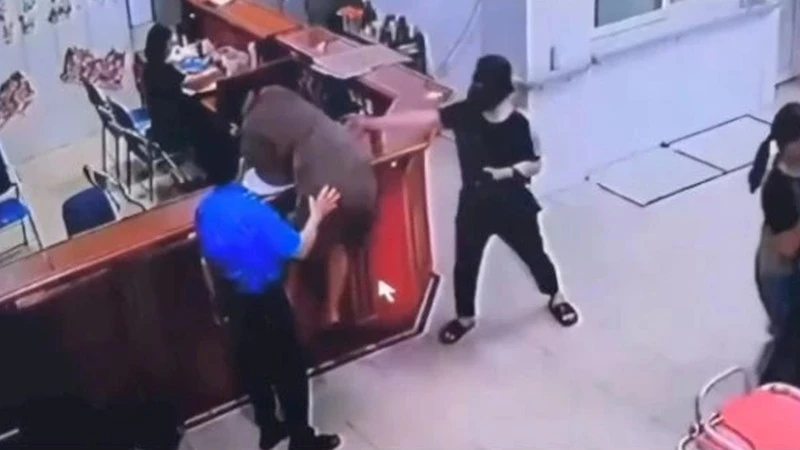 [Video] Bộ Y tế vào cuộc vụ người nhà hành hung nhân viên y tế tại Nghệ An