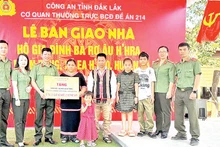 Công an tỉnh Đắk Lắk bàn giao nhà cho gia đình bà Rơ Âu H'Hra, xã Ea H'leo.