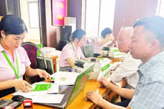 Cán bộ Phòng Giao dịch Ngân hàng Chính sách xã hội Tam Đảo hướng dẫn người dân vay vốn.